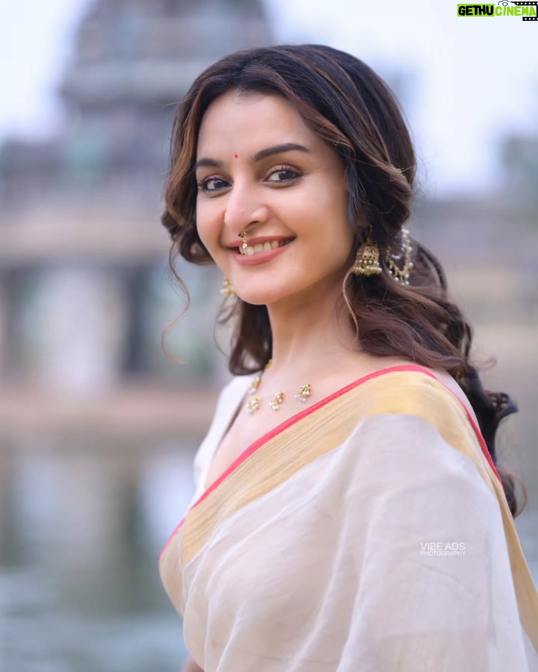 Manju Warrier - 745.4K Likes - ❤️

@vijilsmakeover @styled_by_lichiee @vibeads_photography @bineeshchandra