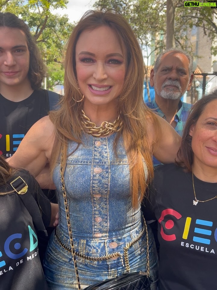 Marialejandra Martín - 1.9K Likes - Me llamo Sharon.. la sabrosa!  Y pa’ todo digo: #naguará porque por todo me sorprendo 🤣🤣
Hasta cuando se va la luzzzz…

Pronto les contaré más sobre este maravilloso proyecto que arranca en Fa… y con todo el guaguancò, el próximo año 2026!

¡No puedo adelantar más nada! Solo que es la Ópera prima de nuestra @soymariale #orgullo
Si señorrrrr!! #cambirpinton 🎬 
Su primer largometraje (ya hizo su cortometraje y su documental correspondiente) y ahora será nuestra maravillosa directora en @zuasssefuelaluz 
🎬 
La película será rodada en Barquisimeto y Caracas y contará con un estupendo elenco de artistas venezolanos más un equipo de producción, dirección, arte y tecnología de PUROS venezolanos! 🇻🇪 

¡Pronto les contamos más!

#naguata #camburpintos #pelicula #cinenacional