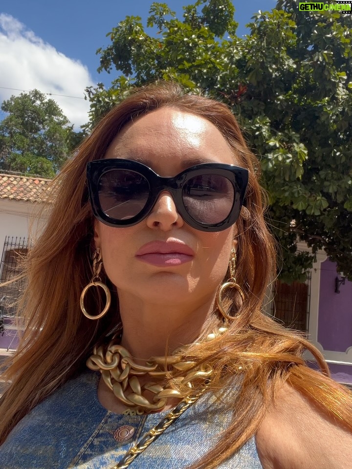 Marialejandra Martín - 1.9K Likes - Me llamo Sharon.. la sabrosa!  Y pa’ todo digo: #naguará porque por todo me sorprendo 🤣🤣
Hasta cuando se va la luzzzz…

Pronto les contaré más sobre este maravilloso proyecto que arranca en Fa… y con todo el guaguancò, el próximo año 2026!

¡No puedo adelantar más nada! Solo que es la Ópera prima de nuestra @soymariale #orgullo
Si señorrrrr!! #cambirpinton 🎬 
Su primer largometraje (ya hizo su cortometraje y su documental correspondiente) y ahora será nuestra maravillosa directora en @zuasssefuelaluz 
🎬 
La película será rodada en Barquisimeto y Caracas y contará con un estupendo elenco de artistas venezolanos más un equipo de producción, dirección, arte y tecnología de PUROS venezolanos! 🇻🇪 

¡Pronto les contamos más!

#naguata #camburpintos #pelicula #cinenacional