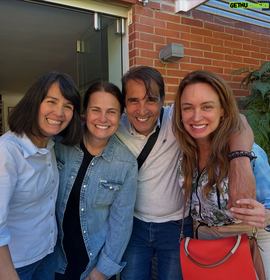 Marialejandra Martín - 8.5K Likes - Esta gente se juntó por culpa de @soymariale 😉😘😃

Se trata de la ópera prima de nuestra querida María Alejandra Martín. Ella es otra que se reinventa y no para de trabajar. Ahora es directora de cine y está a punto de arrancar el rodaje de su 1er largometraje: @zuasssefuelaluz 🤣🤣🤣

¡Que además con este elenco y con ese título esto promete!
Estén atentos porque pronto arrancamos en Fa con esta película que con solo ver estas fotos ya uno quiere saber por dónde va… aunque el título lo dice todo! 🤣🤣🤣🤣
¿ Cualquier parecido con la realidad? Es pura coincidencia? 

#zuassefuelaluz #pelicula #sonidocamaraaccion #cinevenezolano