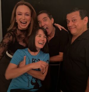 Marialejandra Martín Instagram - Esta gente se juntó por culpa de @soymariale 😉😘😃
Se trata de la ópera prima de nuestra querida María Alejandra Martín. Ella es otra que se reinventa y no para de trabajar. Ahora es directora de cine y está a punto de arrancar el rodaje de su 1er largometraje: @zuasssefuelaluz 🤣🤣🤣
¡Que además con este elenco y con ese título esto promete!
Estén atentos porque pronto arrancamos en Fa con esta película que con solo ver estas fotos ya uno quiere saber por dónde va… aunque el título lo dice todo! 🤣🤣🤣🤣
¿ Cualquier parecido con la realidad? Es pura coincidencia?
#zuassefuelaluz #pelicula #sonidocamaraaccion #cinevenezolano