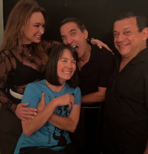 Marialejandra Martín Instagram - Esta gente se juntó por culpa de @soymariale 😉😘😃
Se trata de la ópera prima de nuestra querida María Alejandra Martín. Ella es otra que se reinventa y no para de trabajar. Ahora es directora de cine y está a punto de arrancar el rodaje de su 1er largometraje: @zuasssefuelaluz 🤣🤣🤣
¡Que además con este elenco y con ese título esto promete!
Estén atentos porque pronto arrancamos en Fa con esta película que con solo ver estas fotos ya uno quiere saber por dónde va… aunque el título lo dice todo! 🤣🤣🤣🤣
¿ Cualquier parecido con la realidad? Es pura coincidencia?
#zuassefuelaluz #pelicula #sonidocamaraaccion #cinevenezolano
