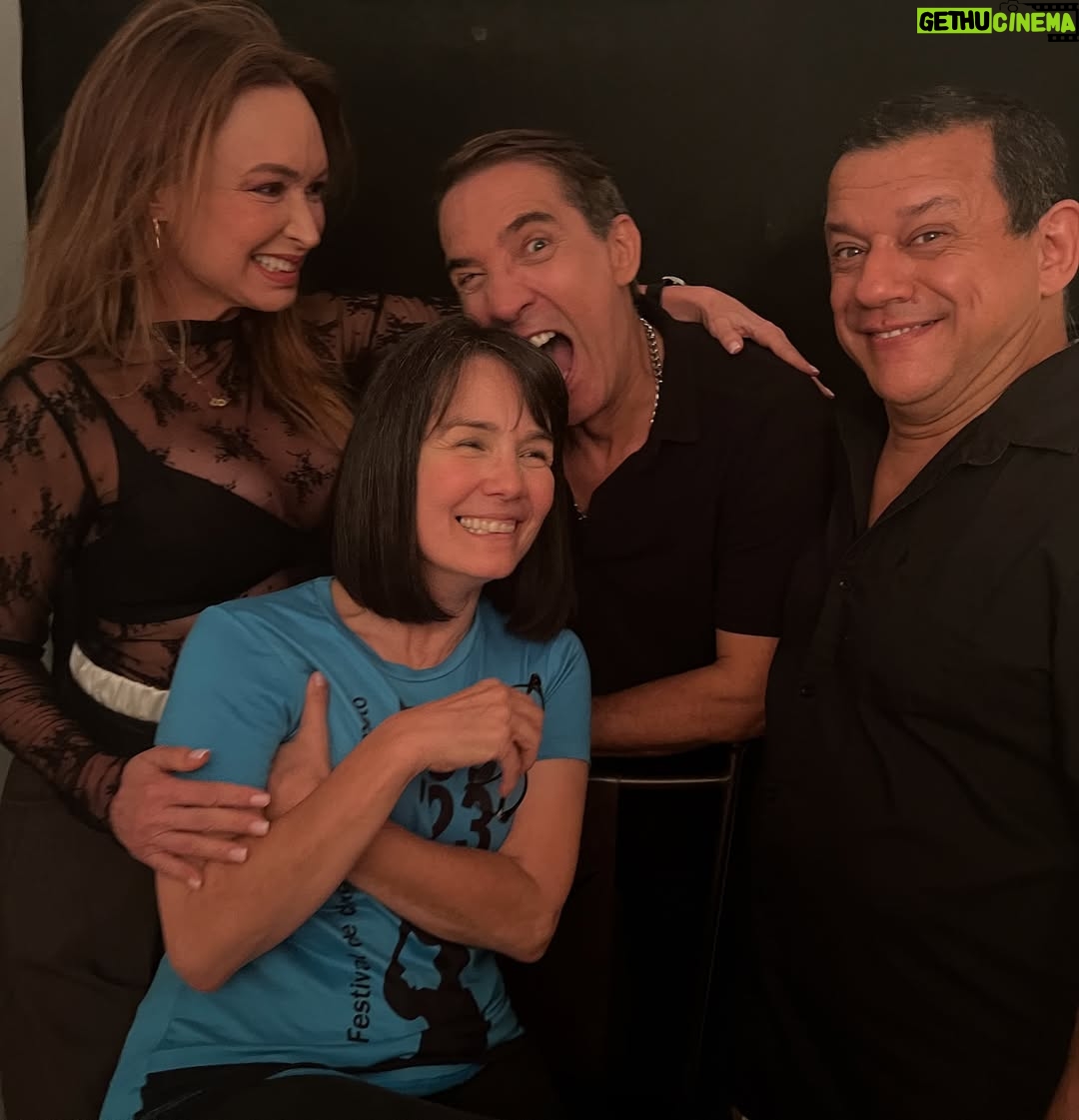 Marialejandra Martín - 8.5K Likes - Esta gente se juntó por culpa de @soymariale 😉😘😃

Se trata de la ópera prima de nuestra querida María Alejandra Martín. Ella es otra que se reinventa y no para de trabajar. Ahora es directora de cine y está a punto de arrancar el rodaje de su 1er largometraje: @zuasssefuelaluz 🤣🤣🤣

¡Que además con este elenco y con ese título esto promete!
Estén atentos porque pronto arrancamos en Fa con esta película que con solo ver estas fotos ya uno quiere saber por dónde va… aunque el título lo dice todo! 🤣🤣🤣🤣
¿ Cualquier parecido con la realidad? Es pura coincidencia? 

#zuassefuelaluz #pelicula #sonidocamaraaccion #cinevenezolano