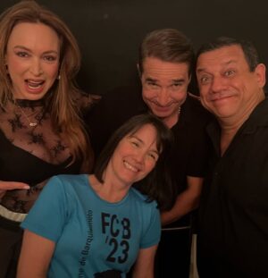 Marialejandra Martín Instagram - Esta gente se juntó por culpa de @soymariale 😉😘😃
Se trata de la ópera prima de nuestra querida María Alejandra Martín. Ella es otra que se reinventa y no para de trabajar. Ahora es directora de cine y está a punto de arrancar el rodaje de su 1er largometraje: @zuasssefuelaluz 🤣🤣🤣
¡Que además con este elenco y con ese título esto promete!
Estén atentos porque pronto arrancamos en Fa con esta película que con solo ver estas fotos ya uno quiere saber por dónde va… aunque el título lo dice todo! 🤣🤣🤣🤣
¿ Cualquier parecido con la realidad? Es pura coincidencia?
#zuassefuelaluz #pelicula #sonidocamaraaccion #cinevenezolano