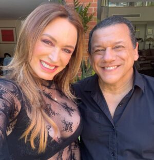Marialejandra Martín Instagram - Esta gente se juntó por culpa de @soymariale 😉😘😃
Se trata de la ópera prima de nuestra querida María Alejandra Martín. Ella es otra que se reinventa y no para de trabajar. Ahora es directora de cine y está a punto de arrancar el rodaje de su 1er largometraje: @zuasssefuelaluz 🤣🤣🤣
¡Que además con este elenco y con ese título esto promete!
Estén atentos porque pronto arrancamos en Fa con esta película que con solo ver estas fotos ya uno quiere saber por dónde va… aunque el título lo dice todo! 🤣🤣🤣🤣
¿ Cualquier parecido con la realidad? Es pura coincidencia?
#zuassefuelaluz #pelicula #sonidocamaraaccion #cinevenezolano