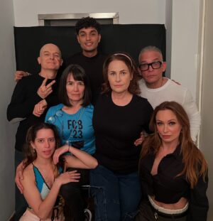 Marialejandra Martín Instagram - Esta gente se juntó por culpa de @soymariale 😉😘😃
Se trata de la ópera prima de nuestra querida María Alejandra Martín. Ella es otra que se reinventa y no para de trabajar. Ahora es directora de cine y está a punto de arrancar el rodaje de su 1er largometraje: @zuasssefuelaluz 🤣🤣🤣
¡Que además con este elenco y con ese título esto promete!
Estén atentos porque pronto arrancamos en Fa con esta película que con solo ver estas fotos ya uno quiere saber por dónde va… aunque el título lo dice todo! 🤣🤣🤣🤣
¿ Cualquier parecido con la realidad? Es pura coincidencia?
#zuassefuelaluz #pelicula #sonidocamaraaccion #cinevenezolano