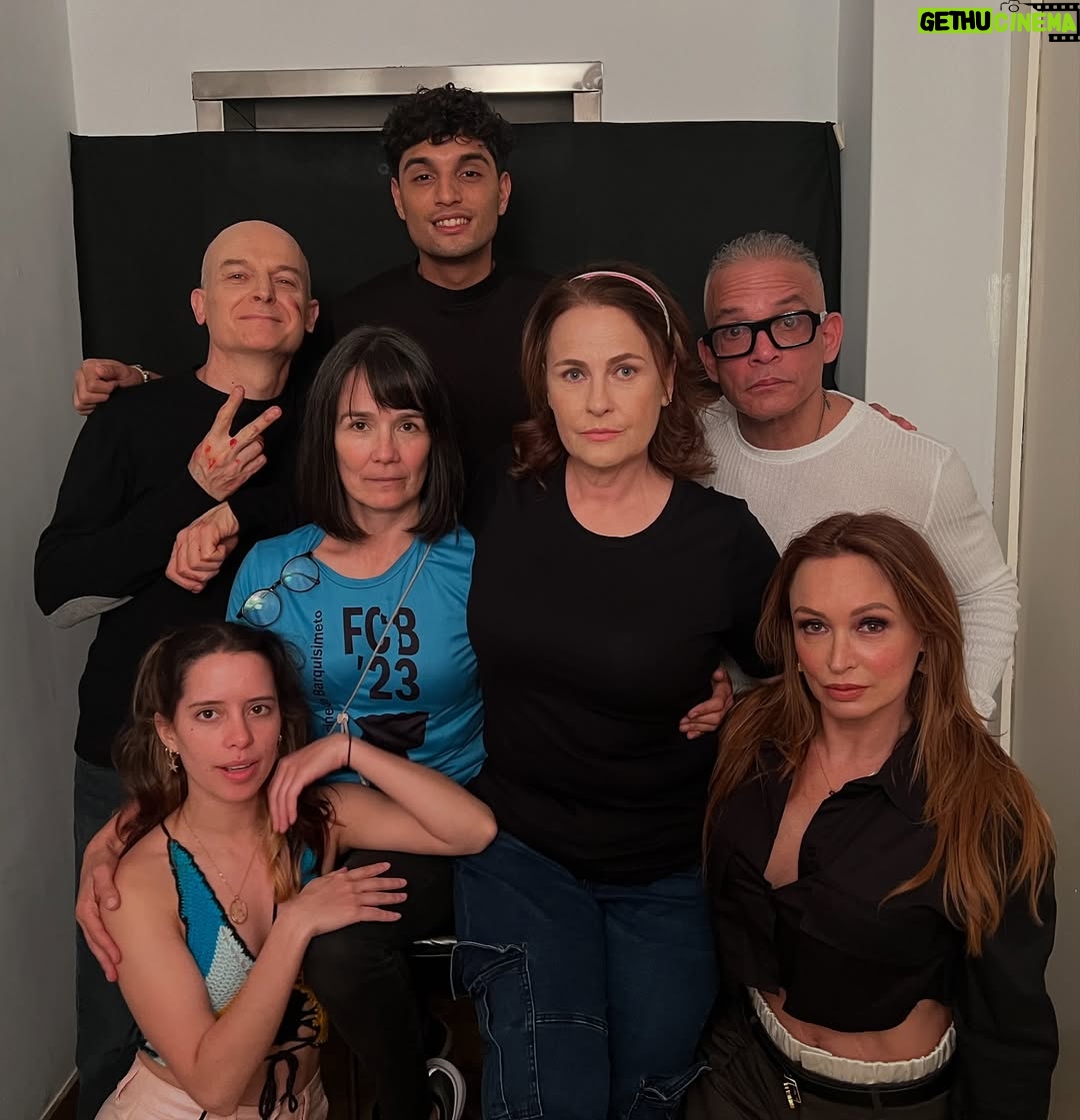 Marialejandra Martín - 8.5K Likes - Esta gente se juntó por culpa de @soymariale 😉😘😃

Se trata de la ópera prima de nuestra querida María Alejandra Martín. Ella es otra que se reinventa y no para de trabajar. Ahora es directora de cine y está a punto de arrancar el rodaje de su 1er largometraje: @zuasssefuelaluz 🤣🤣🤣

¡Que además con este elenco y con ese título esto promete!
Estén atentos porque pronto arrancamos en Fa con esta película que con solo ver estas fotos ya uno quiere saber por dónde va… aunque el título lo dice todo! 🤣🤣🤣🤣
¿ Cualquier parecido con la realidad? Es pura coincidencia? 

#zuassefuelaluz #pelicula #sonidocamaraaccion #cinevenezolano