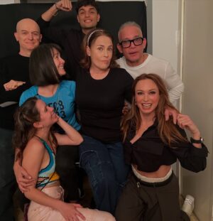 Marialejandra Martín Instagram - Esta gente se juntó por culpa de @soymariale 😉😘😃
Se trata de la ópera prima de nuestra querida María Alejandra Martín. Ella es otra que se reinventa y no para de trabajar. Ahora es directora de cine y está a punto de arrancar el rodaje de su 1er largometraje: @zuasssefuelaluz 🤣🤣🤣
¡Que además con este elenco y con ese título esto promete!
Estén atentos porque pronto arrancamos en Fa con esta película que con solo ver estas fotos ya uno quiere saber por dónde va… aunque el título lo dice todo! 🤣🤣🤣🤣
¿ Cualquier parecido con la realidad? Es pura coincidencia?
#zuassefuelaluz #pelicula #sonidocamaraaccion #cinevenezolano