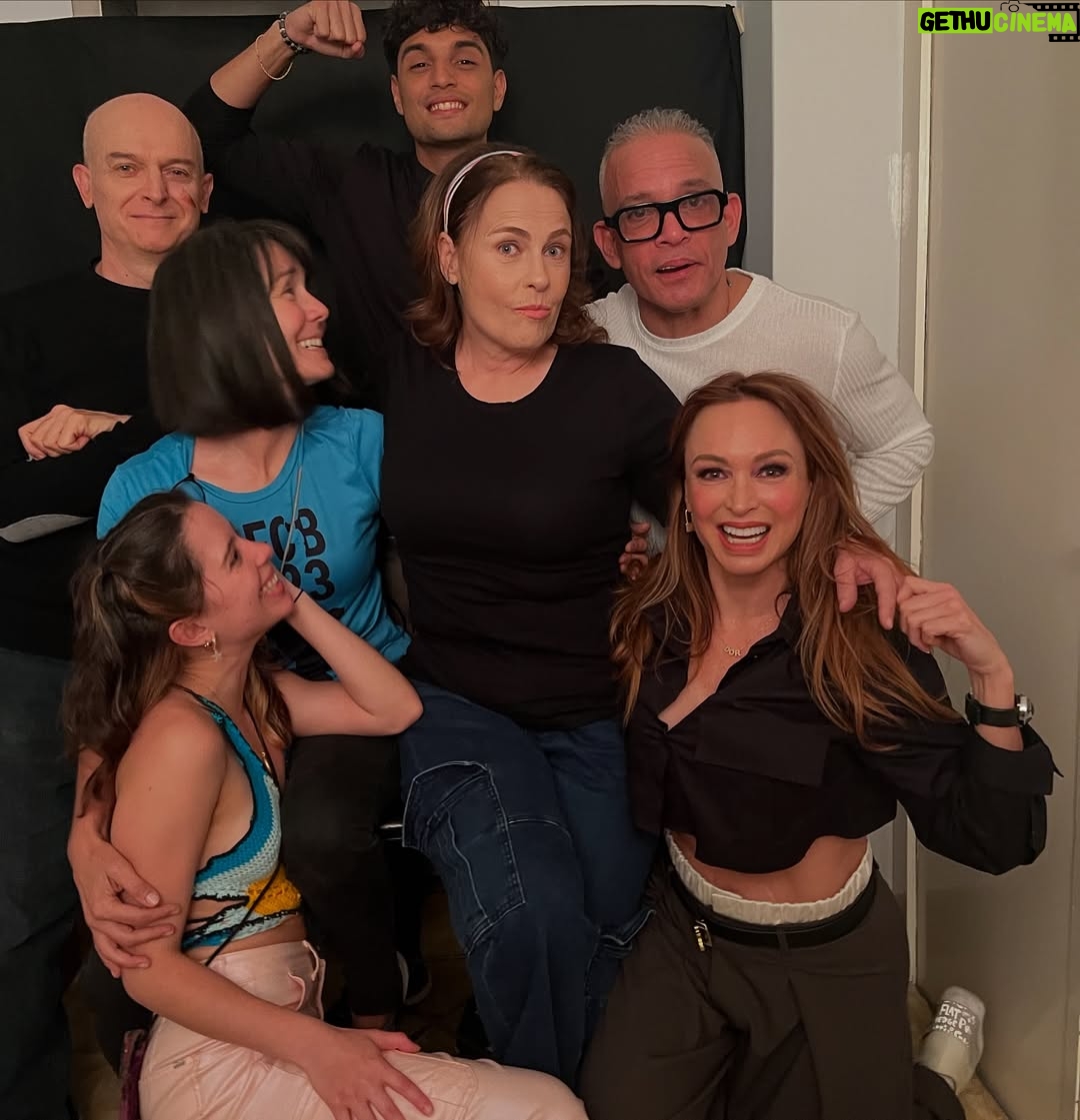 Marialejandra Martín - 8.5K Likes - Esta gente se juntó por culpa de @soymariale 😉😘😃

Se trata de la ópera prima de nuestra querida María Alejandra Martín. Ella es otra que se reinventa y no para de trabajar. Ahora es directora de cine y está a punto de arrancar el rodaje de su 1er largometraje: @zuasssefuelaluz 🤣🤣🤣

¡Que además con este elenco y con ese título esto promete!
Estén atentos porque pronto arrancamos en Fa con esta película que con solo ver estas fotos ya uno quiere saber por dónde va… aunque el título lo dice todo! 🤣🤣🤣🤣
¿ Cualquier parecido con la realidad? Es pura coincidencia? 

#zuassefuelaluz #pelicula #sonidocamaraaccion #cinevenezolano