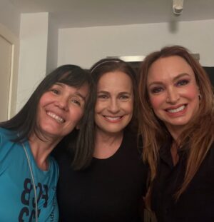 Marialejandra Martín Instagram - Esta gente se juntó por culpa de @soymariale 😉😘😃
Se trata de la ópera prima de nuestra querida María Alejandra Martín. Ella es otra que se reinventa y no para de trabajar. Ahora es directora de cine y está a punto de arrancar el rodaje de su 1er largometraje: @zuasssefuelaluz 🤣🤣🤣
¡Que además con este elenco y con ese título esto promete!
Estén atentos porque pronto arrancamos en Fa con esta película que con solo ver estas fotos ya uno quiere saber por dónde va… aunque el título lo dice todo! 🤣🤣🤣🤣
¿ Cualquier parecido con la realidad? Es pura coincidencia?
#zuassefuelaluz #pelicula #sonidocamaraaccion #cinevenezolano