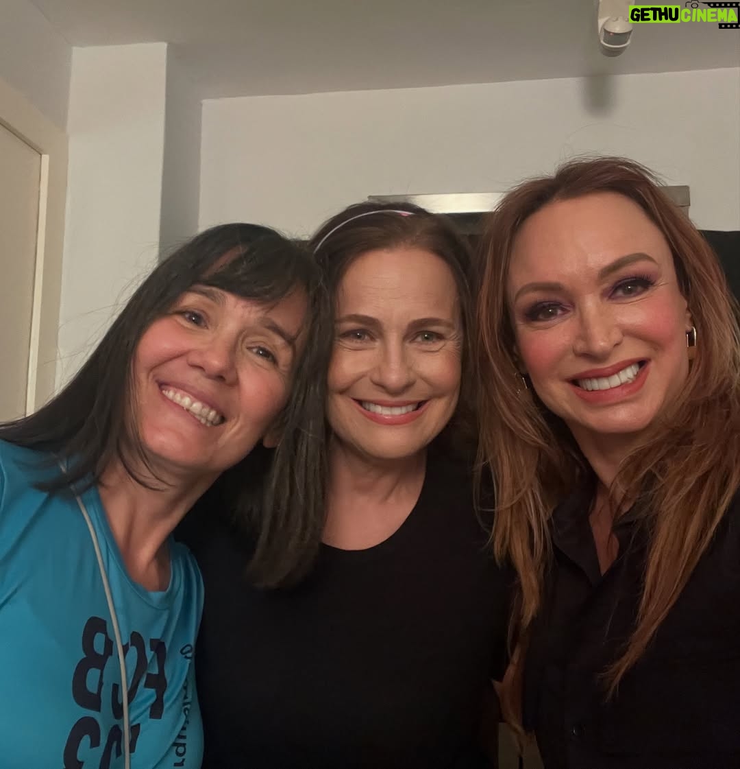 Marialejandra Martín - 8.5K Likes - Esta gente se juntó por culpa de @soymariale 😉😘😃

Se trata de la ópera prima de nuestra querida María Alejandra Martín. Ella es otra que se reinventa y no para de trabajar. Ahora es directora de cine y está a punto de arrancar el rodaje de su 1er largometraje: @zuasssefuelaluz 🤣🤣🤣

¡Que además con este elenco y con ese título esto promete!
Estén atentos porque pronto arrancamos en Fa con esta película que con solo ver estas fotos ya uno quiere saber por dónde va… aunque el título lo dice todo! 🤣🤣🤣🤣
¿ Cualquier parecido con la realidad? Es pura coincidencia? 

#zuassefuelaluz #pelicula #sonidocamaraaccion #cinevenezolano
