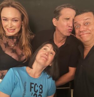 Marialejandra Martín Instagram - Esta gente se juntó por culpa de @soymariale 😉😘😃
Se trata de la ópera prima de nuestra querida María Alejandra Martín. Ella es otra que se reinventa y no para de trabajar. Ahora es directora de cine y está a punto de arrancar el rodaje de su 1er largometraje: @zuasssefuelaluz 🤣🤣🤣
¡Que además con este elenco y con ese título esto promete!
Estén atentos porque pronto arrancamos en Fa con esta película que con solo ver estas fotos ya uno quiere saber por dónde va… aunque el título lo dice todo! 🤣🤣🤣🤣
¿ Cualquier parecido con la realidad? Es pura coincidencia?
#zuassefuelaluz #pelicula #sonidocamaraaccion #cinevenezolano
