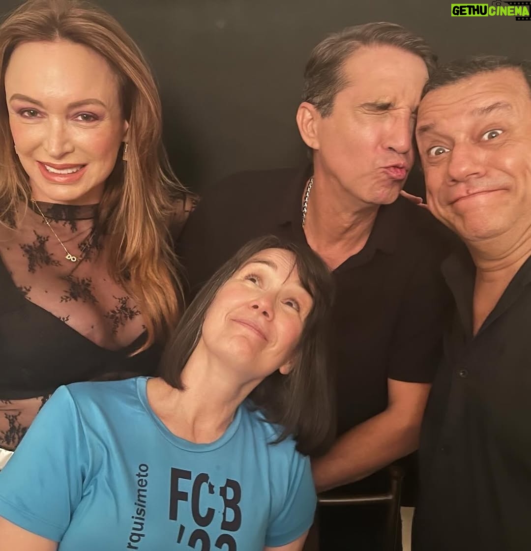 Marialejandra Martín - 8.5K Likes - Esta gente se juntó por culpa de @soymariale 😉😘😃

Se trata de la ópera prima de nuestra querida María Alejandra Martín. Ella es otra que se reinventa y no para de trabajar. Ahora es directora de cine y está a punto de arrancar el rodaje de su 1er largometraje: @zuasssefuelaluz 🤣🤣🤣

¡Que además con este elenco y con ese título esto promete!
Estén atentos porque pronto arrancamos en Fa con esta película que con solo ver estas fotos ya uno quiere saber por dónde va… aunque el título lo dice todo! 🤣🤣🤣🤣
¿ Cualquier parecido con la realidad? Es pura coincidencia? 

#zuassefuelaluz #pelicula #sonidocamaraaccion #cinevenezolano