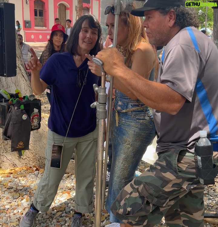 Marialejandra Martín - 8.5K Likes - Esta gente se juntó por culpa de @soymariale 😉😘😃

Se trata de la ópera prima de nuestra querida María Alejandra Martín. Ella es otra que se reinventa y no para de trabajar. Ahora es directora de cine y está a punto de arrancar el rodaje de su 1er largometraje: @zuasssefuelaluz 🤣🤣🤣

¡Que además con este elenco y con ese título esto promete!
Estén atentos porque pronto arrancamos en Fa con esta película que con solo ver estas fotos ya uno quiere saber por dónde va… aunque el título lo dice todo! 🤣🤣🤣🤣
¿ Cualquier parecido con la realidad? Es pura coincidencia? 

#zuassefuelaluz #pelicula #sonidocamaraaccion #cinevenezolano