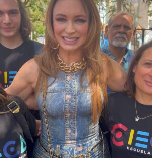 Marialejandra Martín Instagram - Esta gente se juntó por culpa de @soymariale 😉😘😃
Se trata de la ópera prima de nuestra querida María Alejandra Martín. Ella es otra que se reinventa y no para de trabajar. Ahora es directora de cine y está a punto de arrancar el rodaje de su 1er largometraje: @zuasssefuelaluz 🤣🤣🤣
¡Que además con este elenco y con ese título esto promete!
Estén atentos porque pronto arrancamos en Fa con esta película que con solo ver estas fotos ya uno quiere saber por dónde va… aunque el título lo dice todo! 🤣🤣🤣🤣
¿ Cualquier parecido con la realidad? Es pura coincidencia?
#zuassefuelaluz #pelicula #sonidocamaraaccion #cinevenezolano