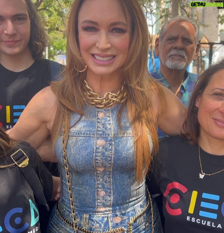 Marialejandra Martín - 8.5K Likes - Esta gente se juntó por culpa de @soymariale 😉😘😃

Se trata de la ópera prima de nuestra querida María Alejandra Martín. Ella es otra que se reinventa y no para de trabajar. Ahora es directora de cine y está a punto de arrancar el rodaje de su 1er largometraje: @zuasssefuelaluz 🤣🤣🤣

¡Que además con este elenco y con ese título esto promete!
Estén atentos porque pronto arrancamos en Fa con esta película que con solo ver estas fotos ya uno quiere saber por dónde va… aunque el título lo dice todo! 🤣🤣🤣🤣
¿ Cualquier parecido con la realidad? Es pura coincidencia? 

#zuassefuelaluz #pelicula #sonidocamaraaccion #cinevenezolano