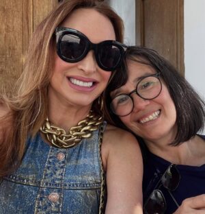 Marialejandra Martín Instagram - Esta gente se juntó por culpa de @soymariale 😉😘😃
Se trata de la ópera prima de nuestra querida María Alejandra Martín. Ella es otra que se reinventa y no para de trabajar. Ahora es directora de cine y está a punto de arrancar el rodaje de su 1er largometraje: @zuasssefuelaluz 🤣🤣🤣
¡Que además con este elenco y con ese título esto promete!
Estén atentos porque pronto arrancamos en Fa con esta película que con solo ver estas fotos ya uno quiere saber por dónde va… aunque el título lo dice todo! 🤣🤣🤣🤣
¿ Cualquier parecido con la realidad? Es pura coincidencia?
#zuassefuelaluz #pelicula #sonidocamaraaccion #cinevenezolano