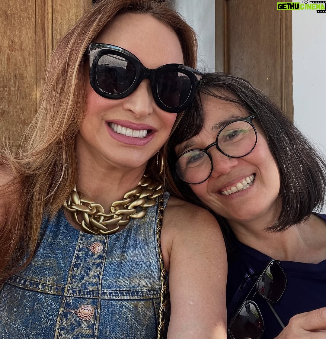 Marialejandra Martín - 8.5K Likes - Esta gente se juntó por culpa de @soymariale 😉😘😃

Se trata de la ópera prima de nuestra querida María Alejandra Martín. Ella es otra que se reinventa y no para de trabajar. Ahora es directora de cine y está a punto de arrancar el rodaje de su 1er largometraje: @zuasssefuelaluz 🤣🤣🤣

¡Que además con este elenco y con ese título esto promete!
Estén atentos porque pronto arrancamos en Fa con esta película que con solo ver estas fotos ya uno quiere saber por dónde va… aunque el título lo dice todo! 🤣🤣🤣🤣
¿ Cualquier parecido con la realidad? Es pura coincidencia? 

#zuassefuelaluz #pelicula #sonidocamaraaccion #cinevenezolano