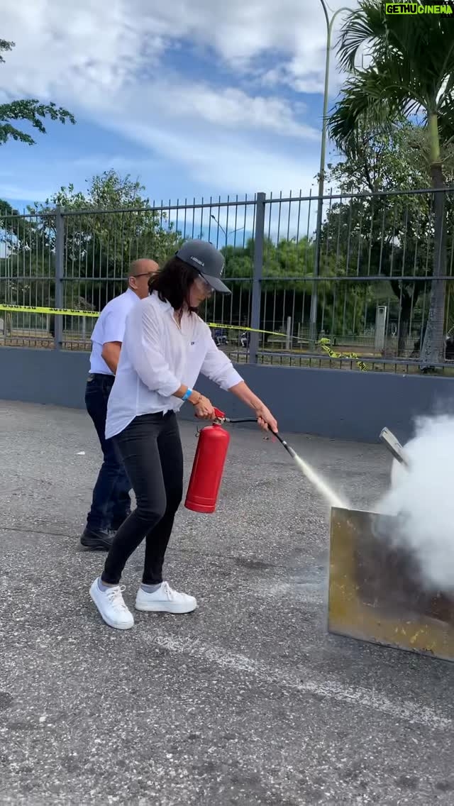 Marialejandra Martín - 144 Likes - Después de nuestra ponencia sobre Sistemas de protección contraincendio, hicimos nuestra prueba práctica del uso de extintores junto a la gran actriz María Alejandra Martín. En la expocilara 2025.

#concaribeindustrial #contraincendios #extintor