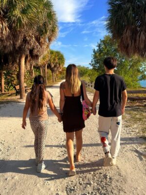 Maura Rivera Instagram - La foto más linda que me tomaron hoy, acompañada de  tantos lindos recuerdos… 🥹 Los amo con todo mi corazón amores de la mamá ❤️ #eltiempovuela