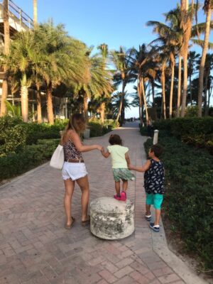 Maura Rivera Instagram - La foto más linda que me tomaron hoy, acompañada de  tantos lindos recuerdos… 🥹 Los amo con todo mi corazón amores de la mamá ❤️ #eltiempovuela