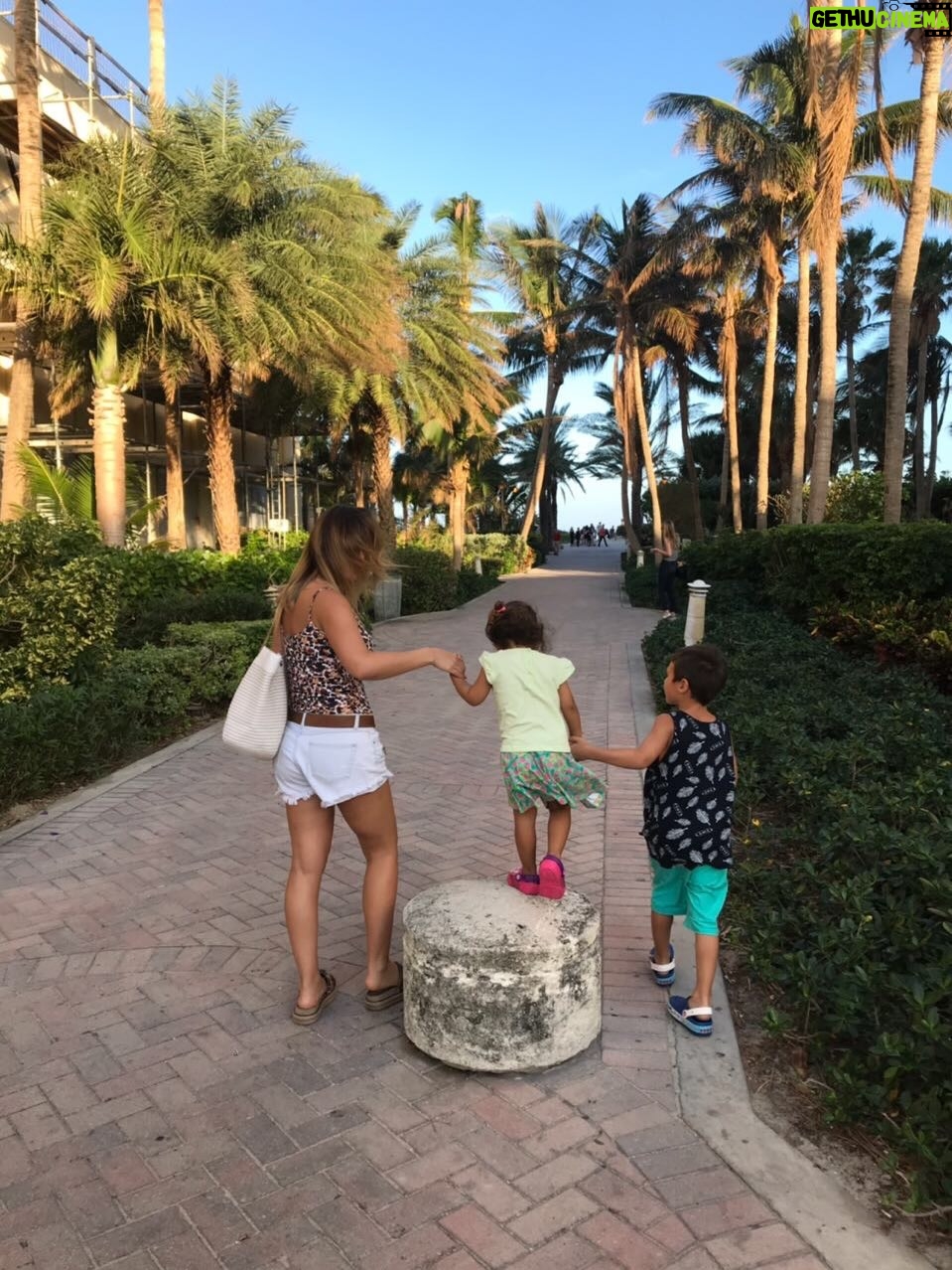 Maura Rivera - 31.1K Likes - La foto más linda que me tomaron hoy, acompañada de  tantos lindos recuerdos… 🥹 Los amo con todo mi corazón amores de la mamá ❤️ #eltiempovuela