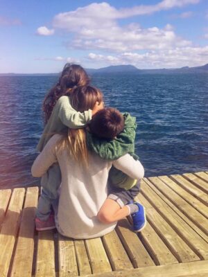 Maura Rivera Instagram - La foto más linda que me tomaron hoy, acompañada de  tantos lindos recuerdos… 🥹 Los amo con todo mi corazón amores de la mamá ❤️ #eltiempovuela