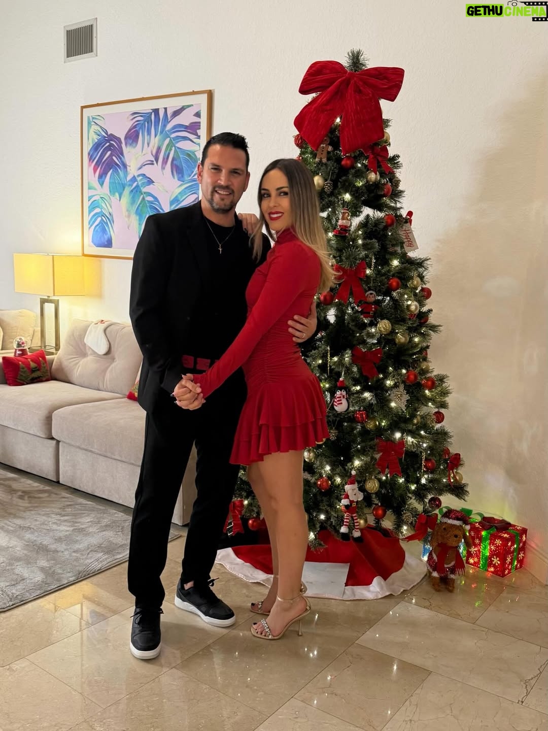 Maura Rivera - 43.4K Likes - Nada más lindo que compartir con la familia esta fecha tan especial y mágica. Que la Navidad sea momento de agradecer ,bendecir e iluminar cada hogar. 
Feliz Navidad para todos🎄❤️ ✨