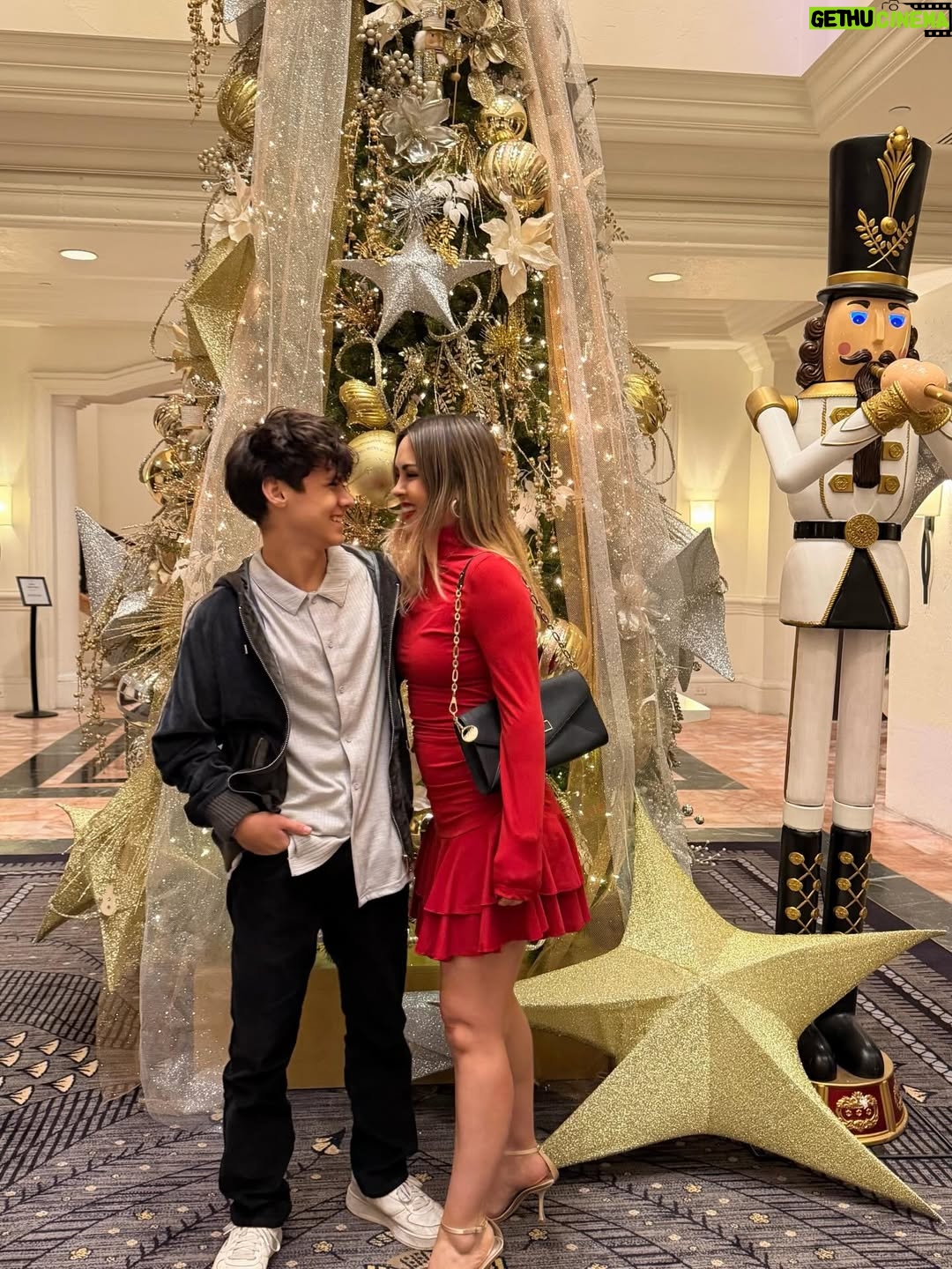Maura Rivera - 43.4K Likes - Nada más lindo que compartir con la familia esta fecha tan especial y mágica. Que la Navidad sea momento de agradecer ,bendecir e iluminar cada hogar. 
Feliz Navidad para todos🎄❤️ ✨
