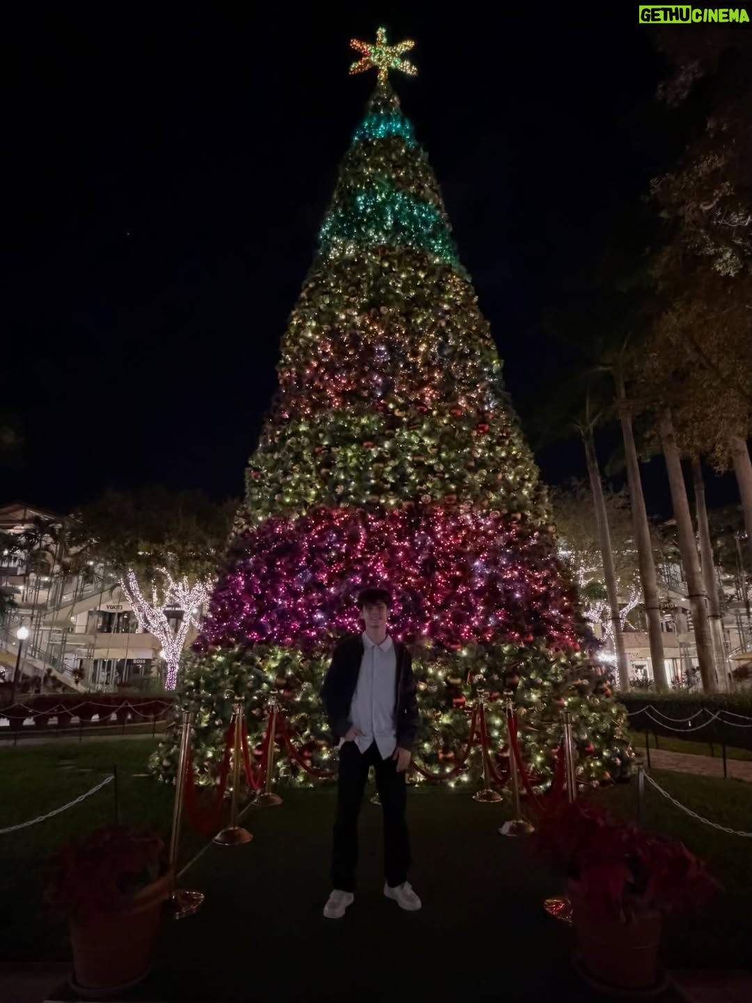 Maura Rivera - 43.4K Likes - Nada más lindo que compartir con la familia esta fecha tan especial y mágica. Que la Navidad sea momento de agradecer ,bendecir e iluminar cada hogar. 
Feliz Navidad para todos🎄❤️ ✨