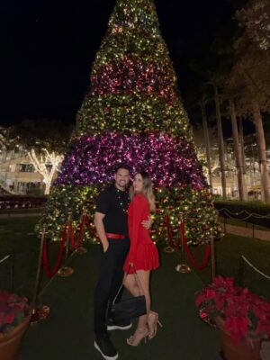 Maura Rivera Instagram - Nada más lindo que compartir con la familia esta fecha tan especial y mágica. Que la Navidad sea momento de agradecer ,bendecir e iluminar cada hogar. 
Feliz Navidad para todos🎄❤️ ✨