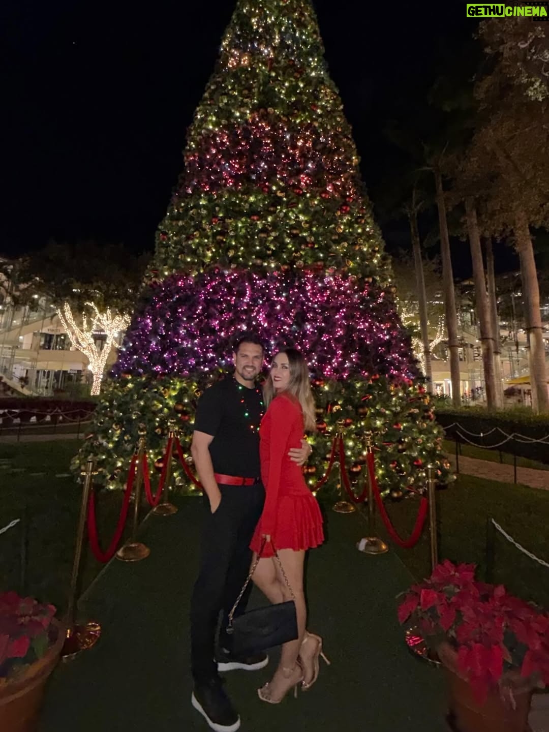 Maura Rivera - 43.4K Likes - Nada más lindo que compartir con la familia esta fecha tan especial y mágica. Que la Navidad sea momento de agradecer ,bendecir e iluminar cada hogar. 
Feliz Navidad para todos🎄❤️ ✨