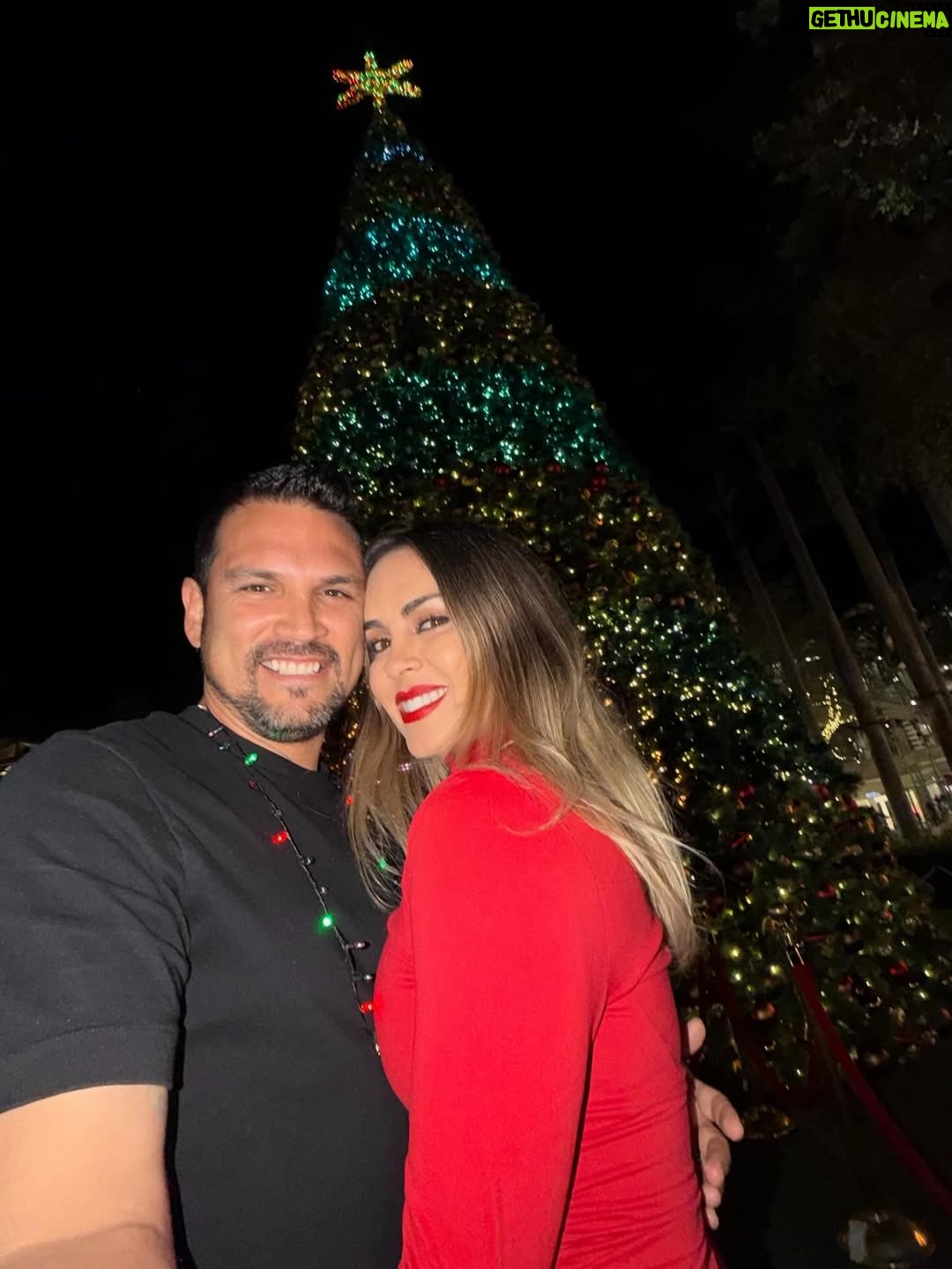 Maura Rivera - 43.4K Likes - Nada más lindo que compartir con la familia esta fecha tan especial y mágica. Que la Navidad sea momento de agradecer ,bendecir e iluminar cada hogar. 
Feliz Navidad para todos🎄❤️ ✨