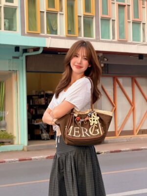 Maylada Susri Instagram - ถ้าโลกใจดีกับเราขนาดนี้ จะยิ้มไม่ไหวเลยนะ 🩷

#Mergeofficial
#Mergefriends
#MergeADayBagMediumShort