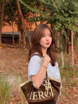 Maylada Susri Instagram - ถ้าโลกใจดีกับเราขนาดนี้ จะยิ้มไม่ไหวเลยนะ 🩷

#Mergeofficial
#Mergefriends
#MergeADayBagMediumShort