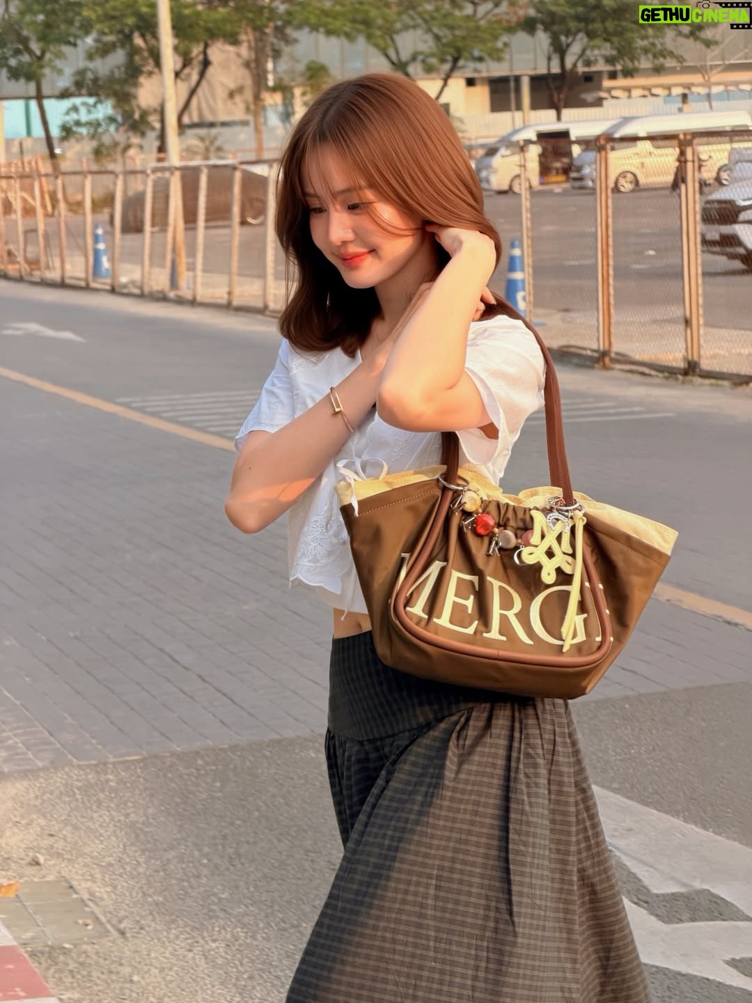 Maylada Susri - 416.7K Likes - ถ้าโลกใจดีกับเราขนาดนี้ จะยิ้มไม่ไหวเลยนะ 🩷

#Mergeofficial
#Mergefriends
#MergeADayBagMediumShort
