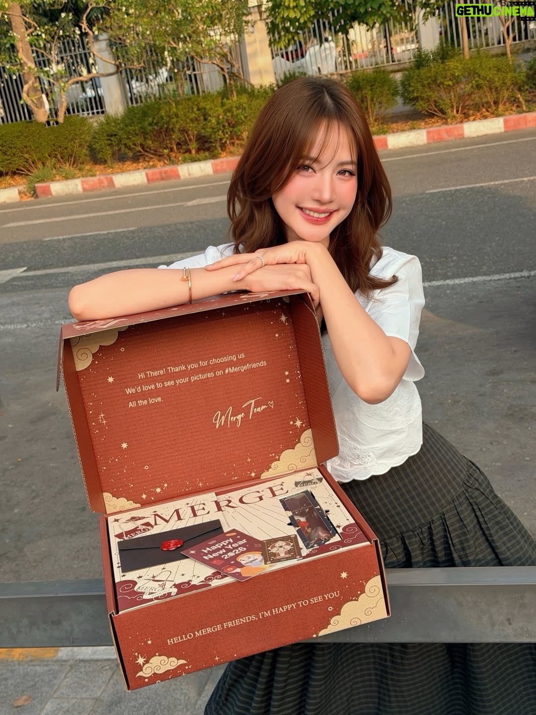 Maylada Susri - 416.7K Likes - ถ้าโลกใจดีกับเราขนาดนี้ จะยิ้มไม่ไหวเลยนะ 🩷

#Mergeofficial
#Mergefriends
#MergeADayBagMediumShort