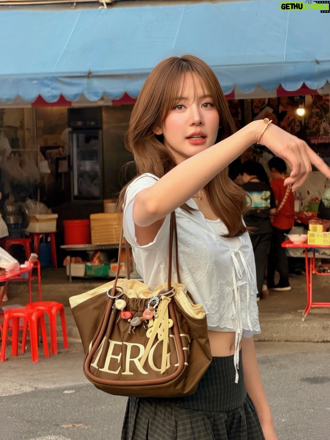 Maylada Susri - 416.7K Likes - ถ้าโลกใจดีกับเราขนาดนี้ จะยิ้มไม่ไหวเลยนะ 🩷

#Mergeofficial
#Mergefriends
#MergeADayBagMediumShort