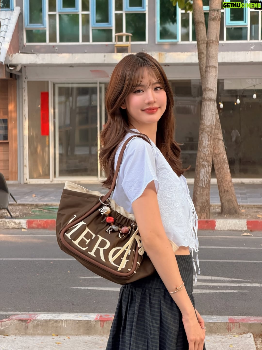 Maylada Susri - 416.7K Likes - ถ้าโลกใจดีกับเราขนาดนี้ จะยิ้มไม่ไหวเลยนะ 🩷

#Mergeofficial
#Mergefriends
#MergeADayBagMediumShort
