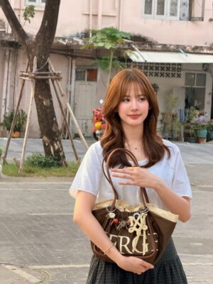 Maylada Susri Instagram - ถ้าโลกใจดีกับเราขนาดนี้ จะยิ้มไม่ไหวเลยนะ 🩷

#Mergeofficial
#Mergefriends
#MergeADayBagMediumShort