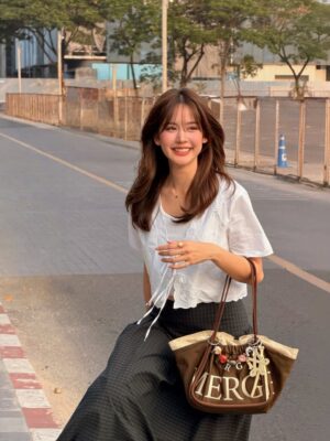 Maylada Susri Instagram - ถ้าโลกใจดีกับเราขนาดนี้ จะยิ้มไม่ไหวเลยนะ 🩷

#Mergeofficial
#Mergefriends
#MergeADayBagMediumShort