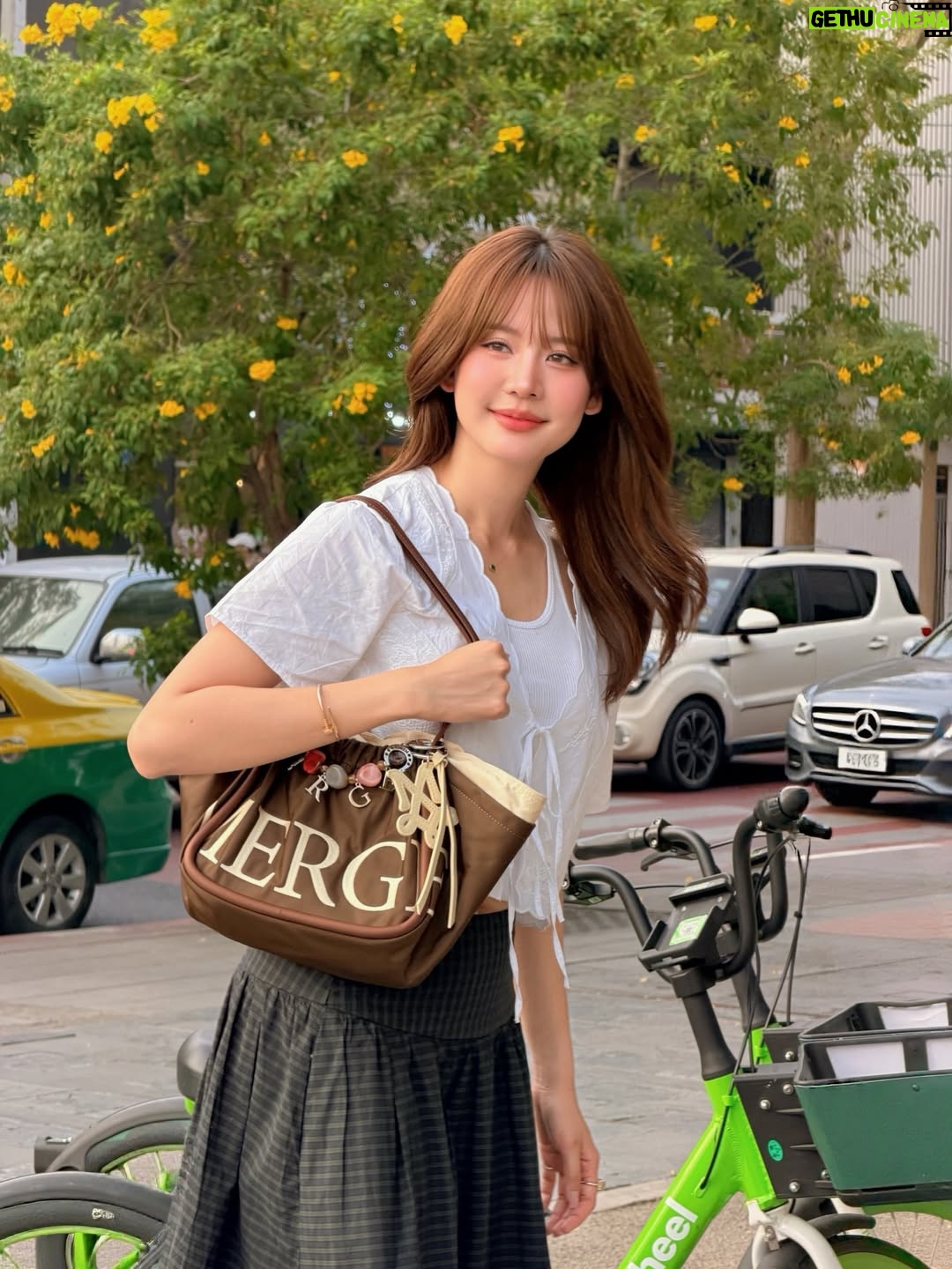 Maylada Susri - 416.7K Likes - ถ้าโลกใจดีกับเราขนาดนี้ จะยิ้มไม่ไหวเลยนะ 🩷

#Mergeofficial
#Mergefriends
#MergeADayBagMediumShort