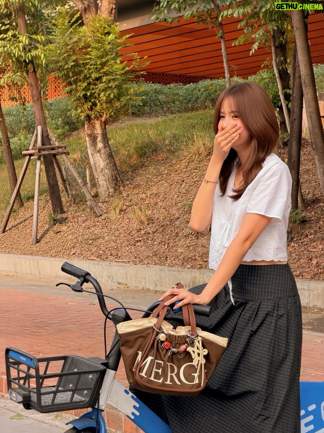 Maylada Susri - 416.7K Likes - ถ้าโลกใจดีกับเราขนาดนี้ จะยิ้มไม่ไหวเลยนะ 🩷

#Mergeofficial
#Mergefriends
#MergeADayBagMediumShort