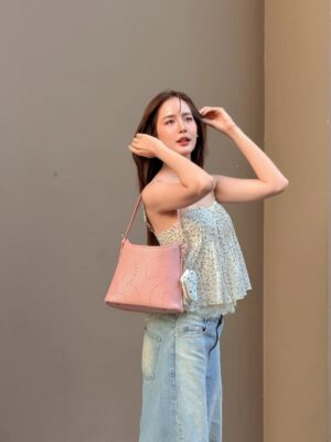 Maylada Susri Instagram - สุดสัปดาห์ก็อยากพัก สุดที่รักก็อยากเจออออ 😛💘 

#RallyLoopBagValentinesLimited
#RallyLoopBag
#RallyMovement