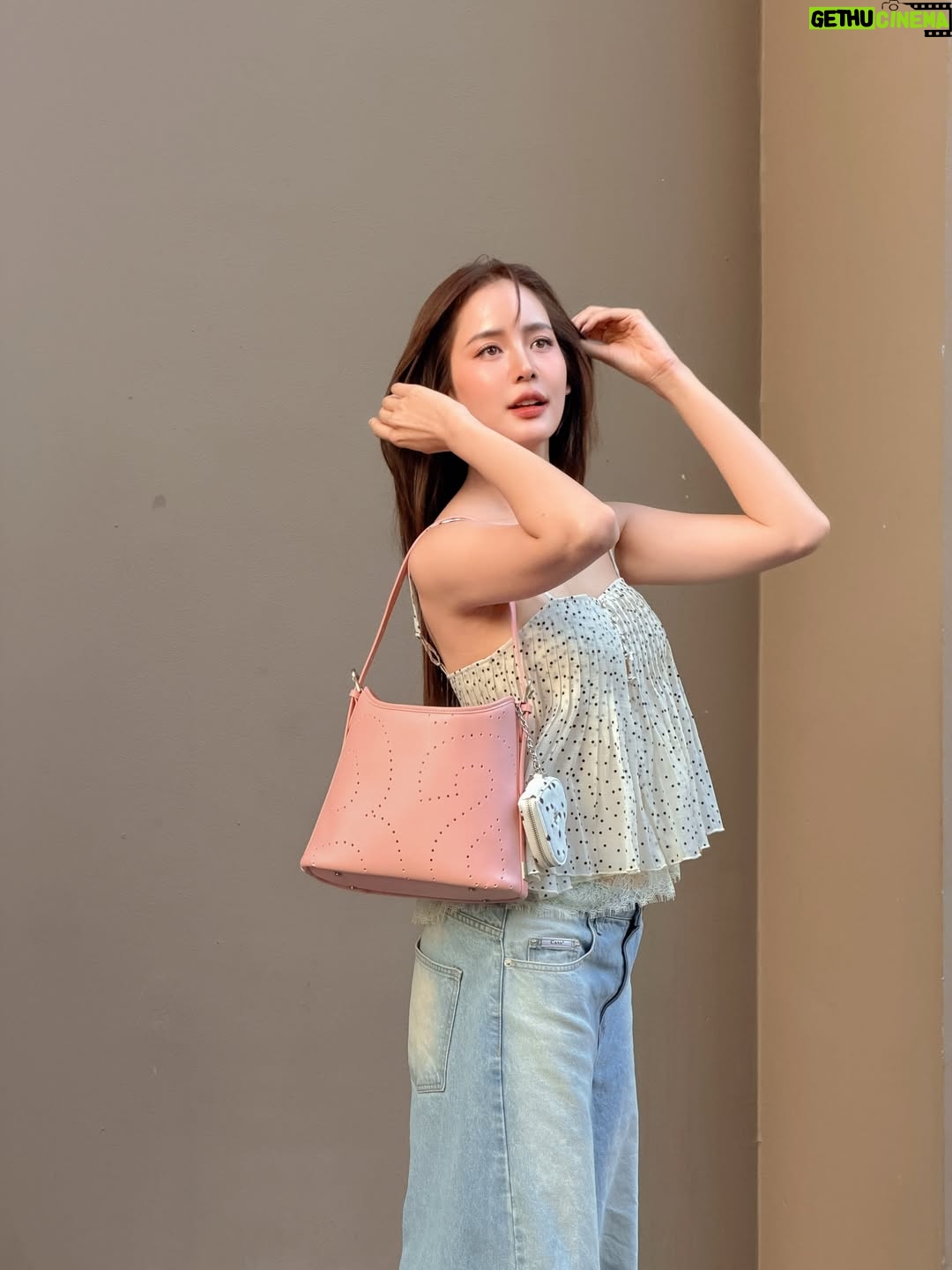 Maylada Susri - 494.8K Likes - สุดสัปดาห์ก็อยากพัก สุดที่รักก็อยากเจออออ 😛💘 

#RallyLoopBagValentinesLimited
#RallyLoopBag
#RallyMovement