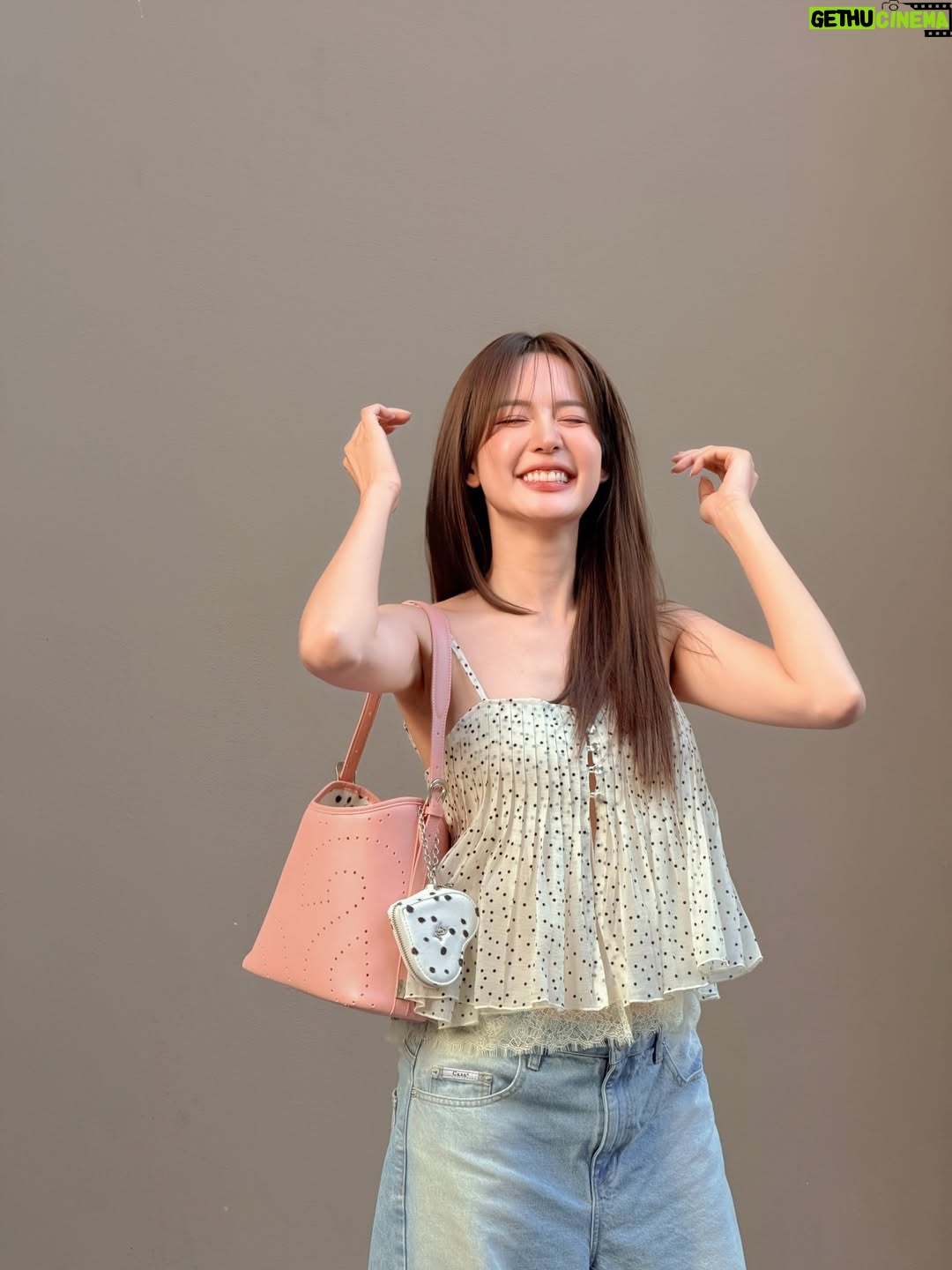 Maylada Susri - 494.8K Likes - สุดสัปดาห์ก็อยากพัก สุดที่รักก็อยากเจออออ 😛💘 

#RallyLoopBagValentinesLimited
#RallyLoopBag
#RallyMovement