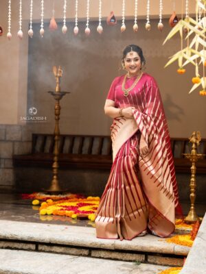 Meena Instagram - Pongalo Pongal 🌞✨
Celebrating the beauty of tradition and the blessings of a bountiful harvest.🌱

Outfit: @sundari_silks @houseofsundarisilks 
Custom Blouse: @dithi.studio 
Jewellery: @joyalukkas 
Makeup and Hair: @vijiknr 
Photography: @jagadishphotography_ 
Production: @whystudios_in 

#insta #pongal #meena #trending #celebration