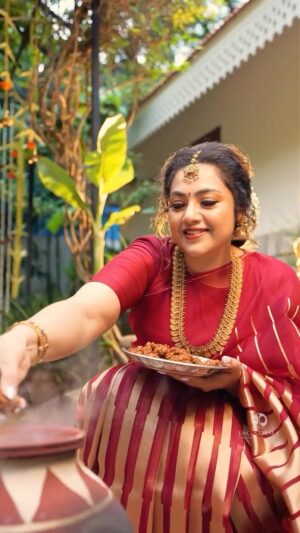 Meena Instagram - May this Pongal fill our life with new beginnings, joy and abundance. Happy Pongal to all! 🌞🌾

Outfit: @sundari_silks @houseofsundarisilks 
Custom blouse: @dithi.studio 
Jewellery: @joyalukkas 
Makeup and Hair: @vijiknr 
Photography: @jagadishphotography_ 
Production: @whystudios_in 

#pongal #meena #happypongal #instagram #trending