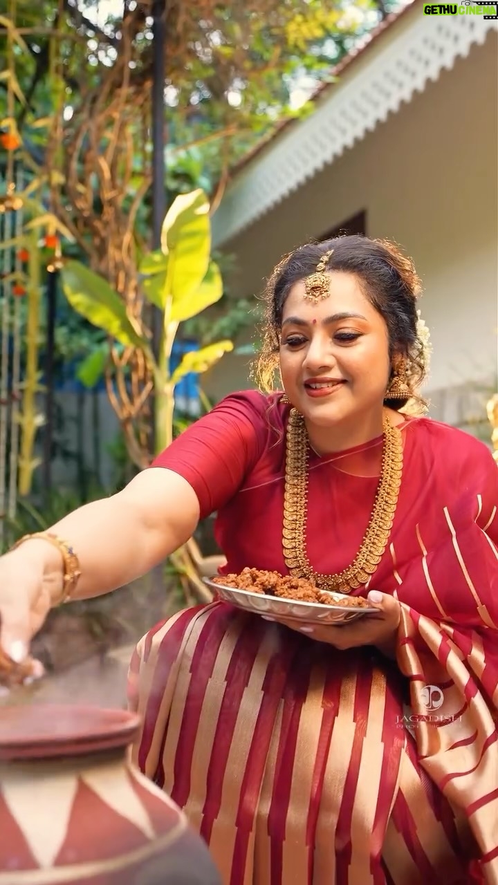 Meena - 99K Likes - May this Pongal fill our life with new beginnings, joy and abundance. Happy Pongal to all! 🌞🌾

Outfit: @sundari_silks @houseofsundarisilks 
Custom blouse: @dithi.studio 
Jewellery: @joyalukkas 
Makeup and Hair: @vijiknr 
Photography: @jagadishphotography_ 
Production: @whystudios_in 

#pongal #meena #happypongal #instagram #trending