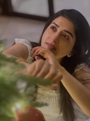 Meera Jasmine Instagram - Christmas has a quiet way of reminding us that hope doesn’t disappear… it waits in small moments… in unexpected kindness… in finding warmth even on the coldest of nights…Here I am…choosing light… choosing hope… choosing to believe again 🤍✨

#Christmas #OnwardsAndUpwards 

[ Christmas, NewBeginnings, Magic, Miracles ]